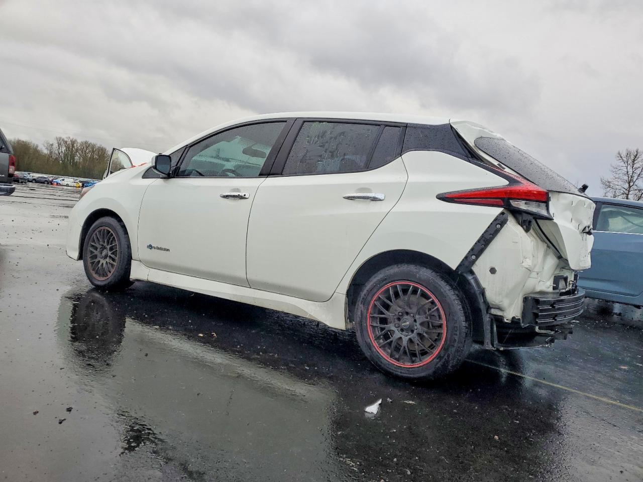 2018 NISSAN LEAF S photo 2