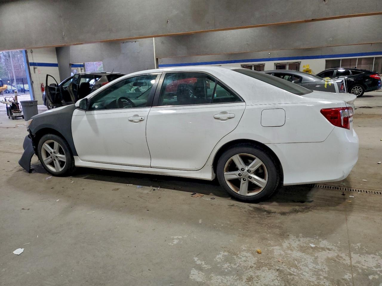 2013 TOYOTA CAMRY L photo 3