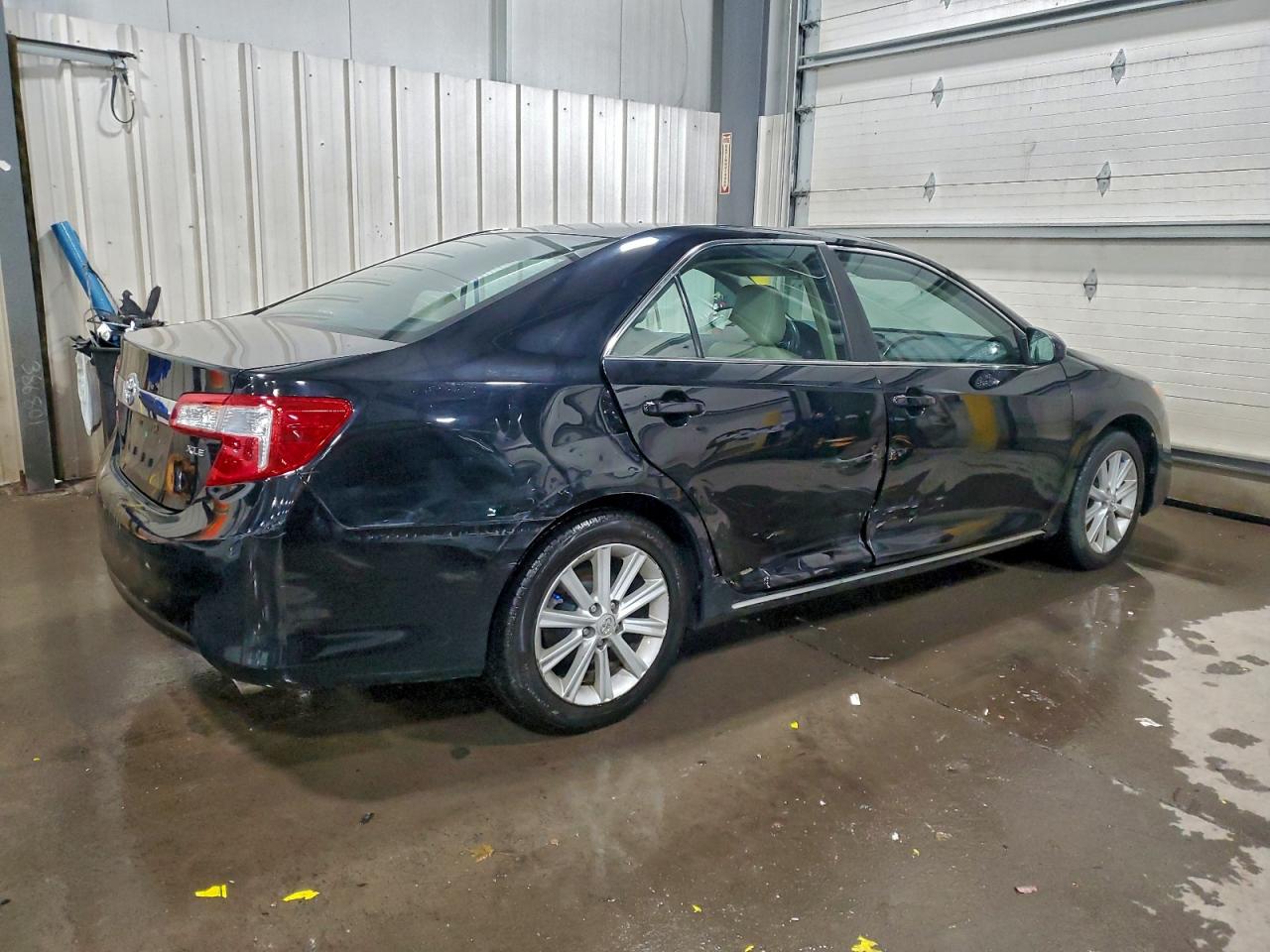 2012 TOYOTA CAMRY XLE photo 3