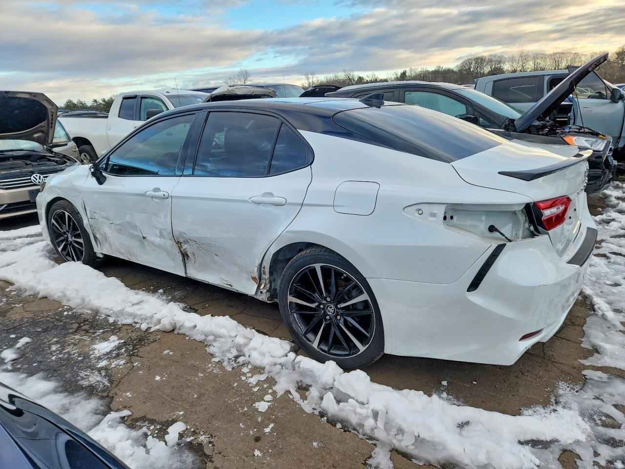 2019 TOYOTA CAMRY XSE photo 2