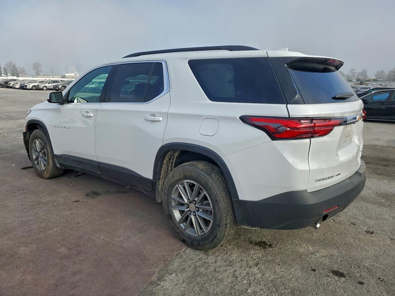 2023 CHEVROLET TRAVERSE LT photo 2