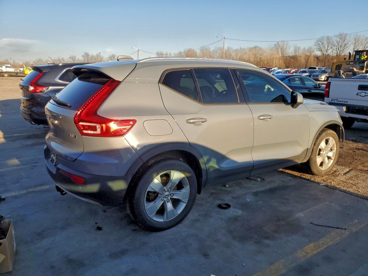 2022 VOLVO XC40 T5 MOMENTUM photo 3