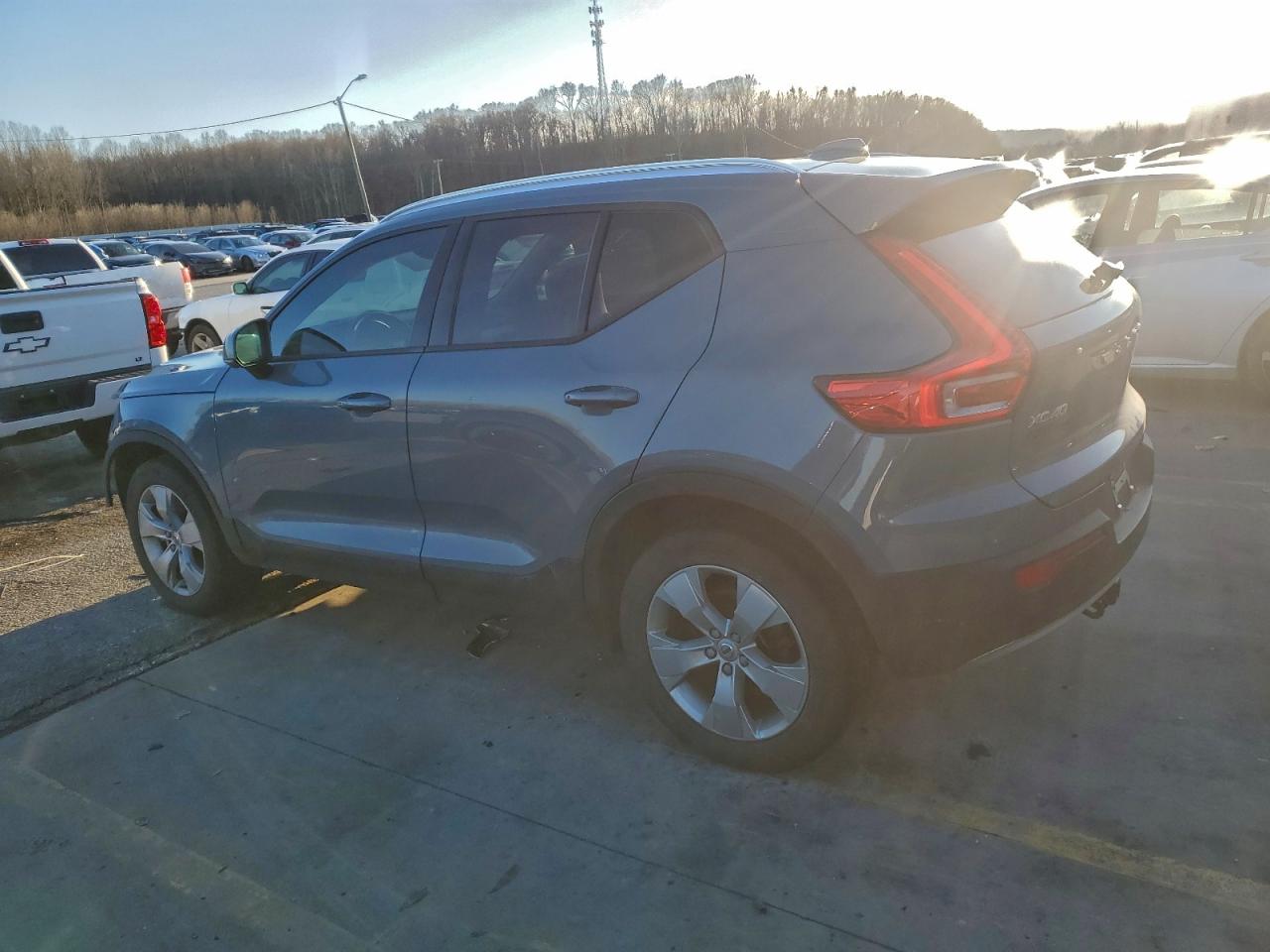 2022 VOLVO XC40 T5 MOMENTUM photo 2