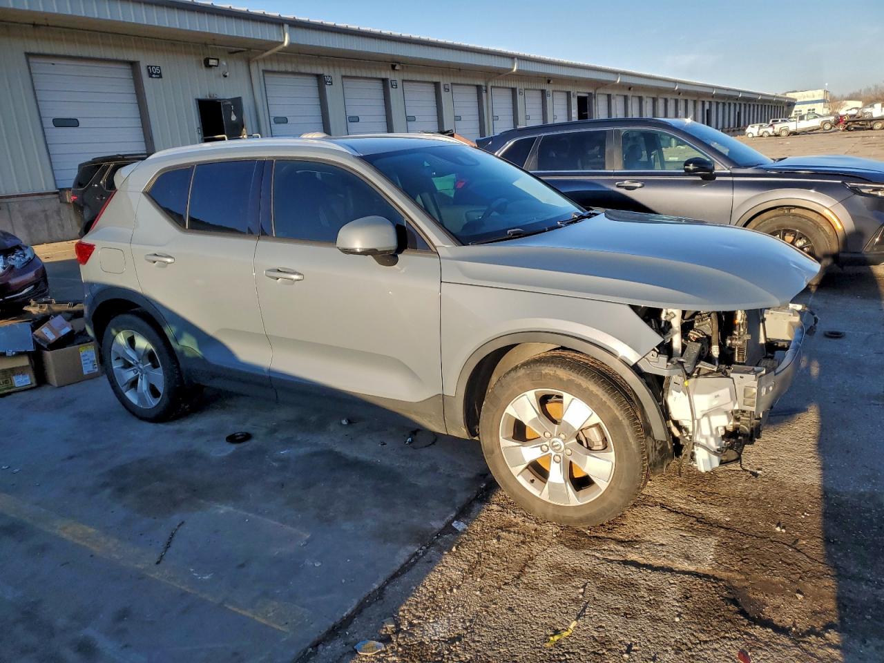 2022 VOLVO XC40 T5 MOMENTUM photo 4