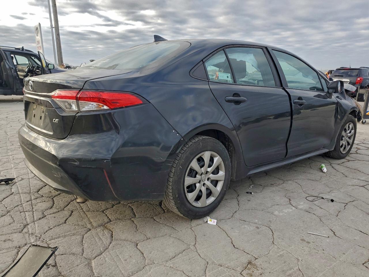 2021 TOYOTA COROLLA LE photo 3