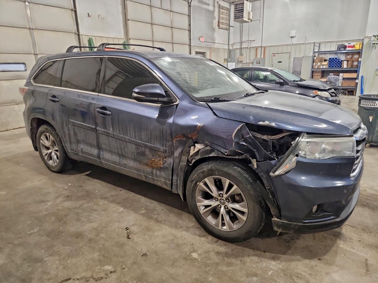 2016 TOYOTA HIGHLANDER LE photo 4