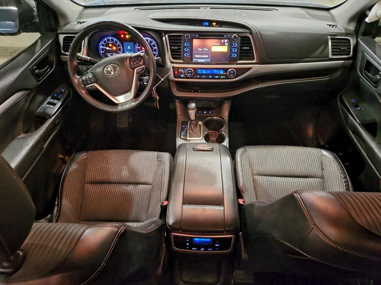 2016 TOYOTA HIGHLANDER LE photo 8