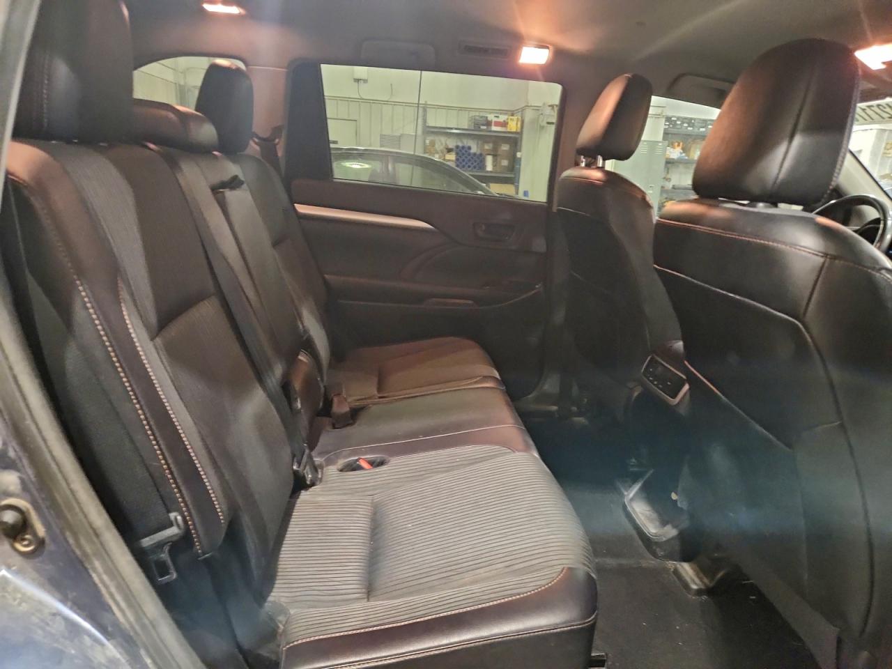 2016 TOYOTA HIGHLANDER LE photo 10