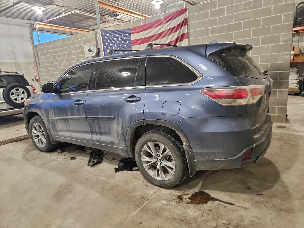 2016 TOYOTA HIGHLANDER LE photo 2