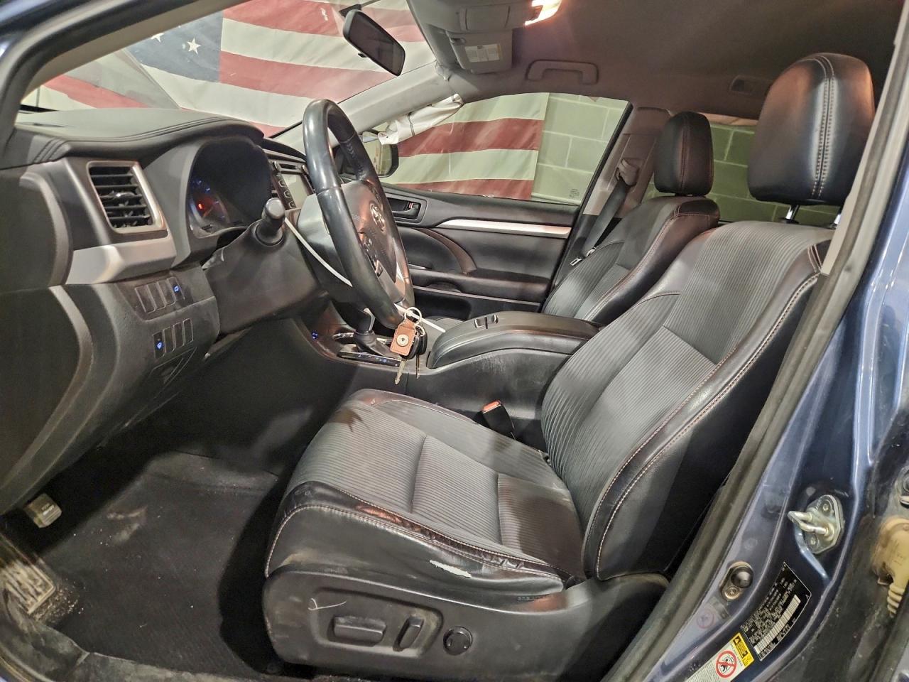 2016 TOYOTA HIGHLANDER LE photo 7