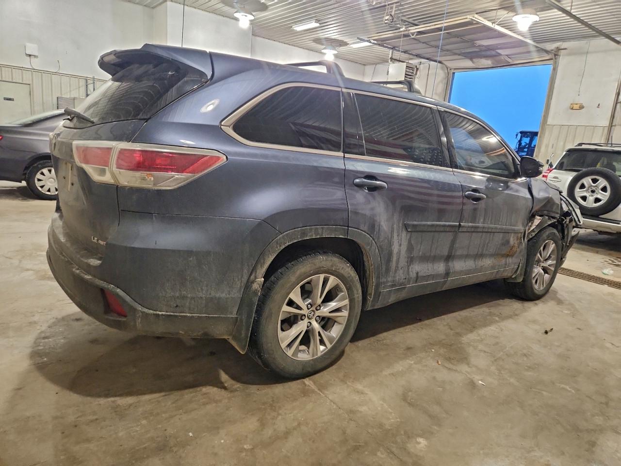 2016 TOYOTA HIGHLANDER LE photo 3
