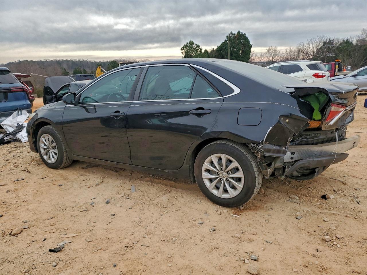 2017 TOYOTA CAMRY LE photo 2