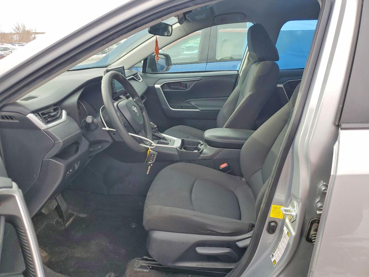 2021 TOYOTA RAV4 LE photo 25