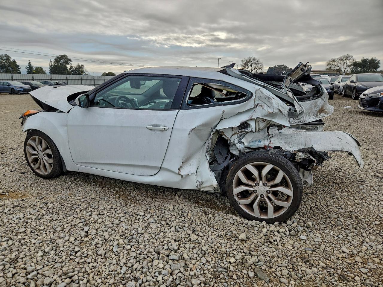 2013 HYUNDAI VELOSTER photo 2
