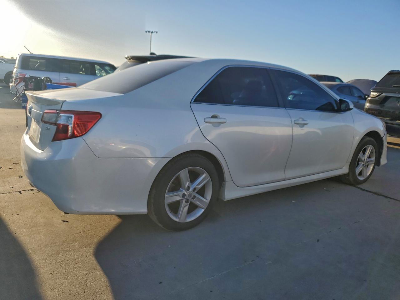 2014 TOYOTA CAMRY SE photo 3