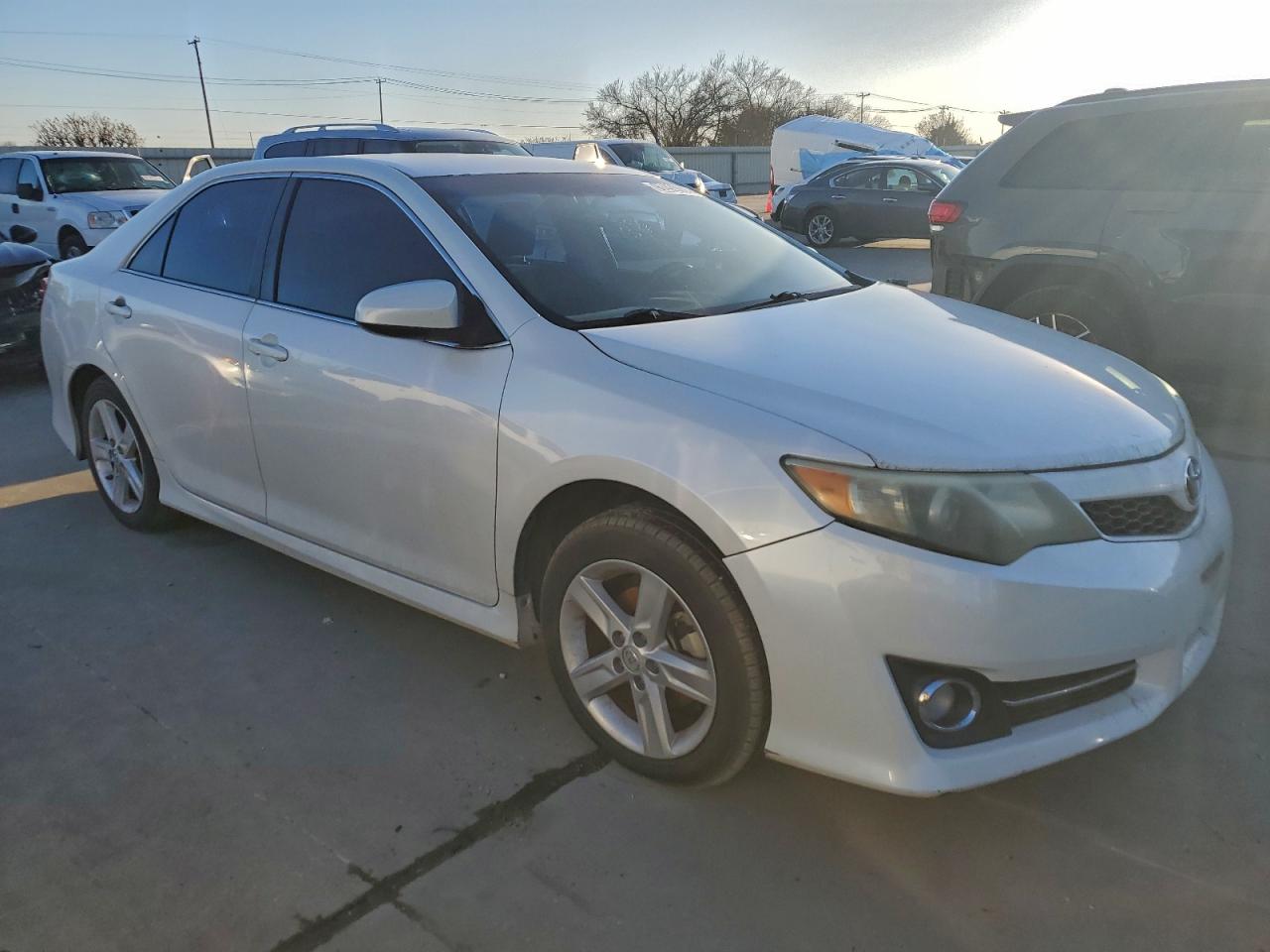 2014 TOYOTA CAMRY SE photo 4