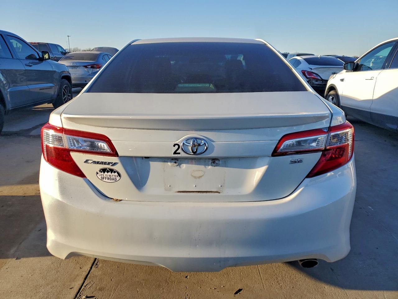 2014 TOYOTA CAMRY SE photo 6
