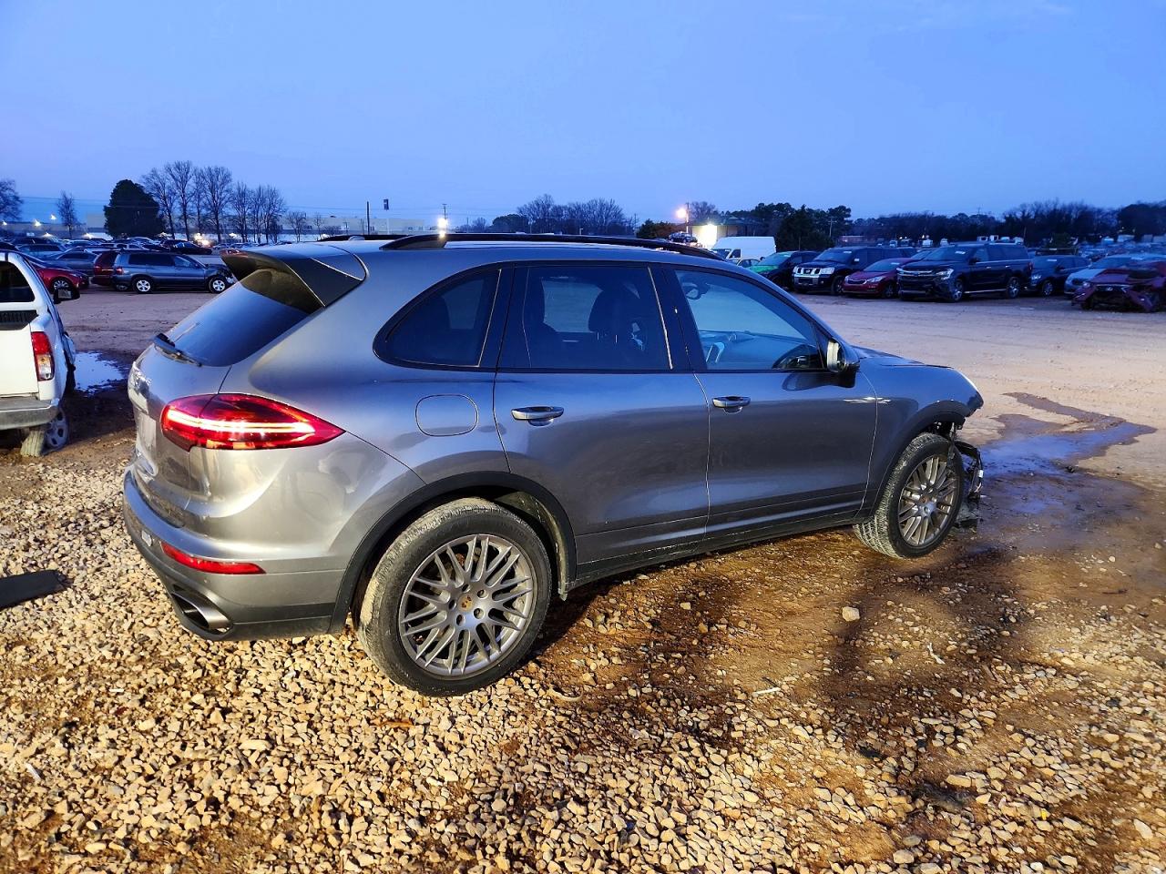 2017 PORSCHE CAYENNE photo 3