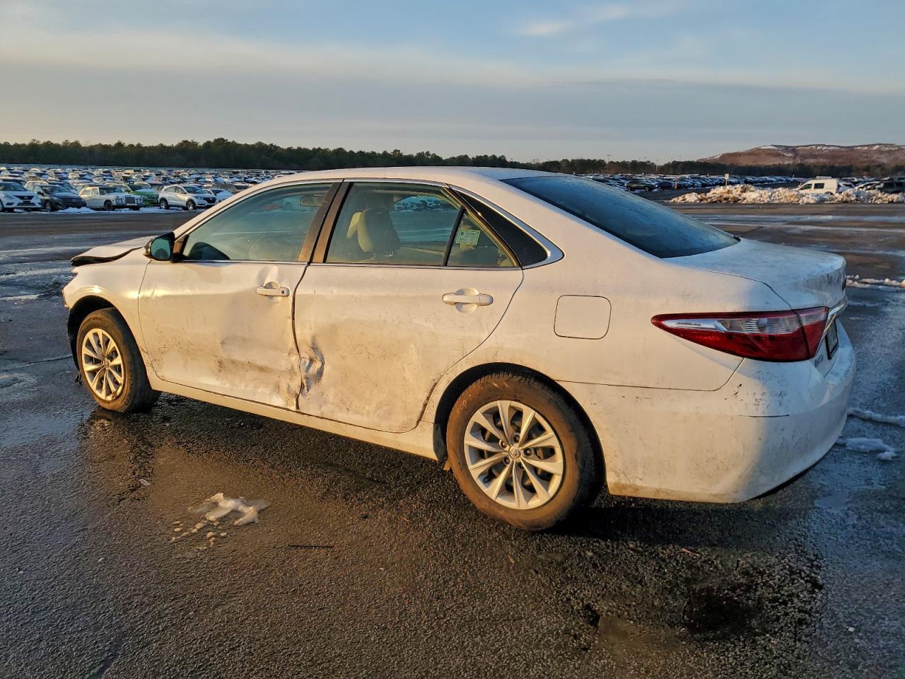 2016 TOYOTA CAMRY LE photo 2