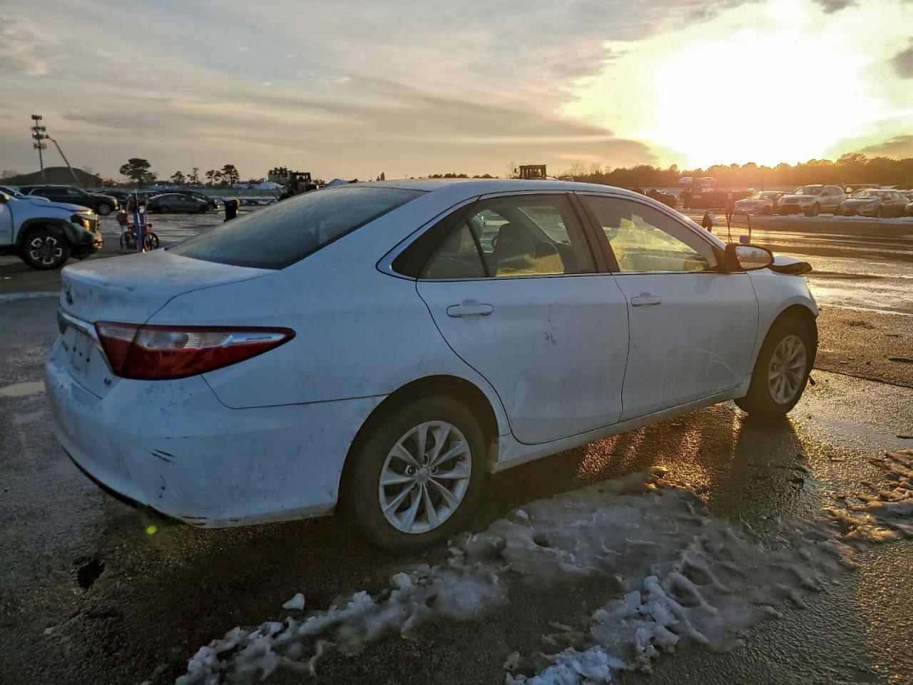 2016 TOYOTA CAMRY LE photo 3
