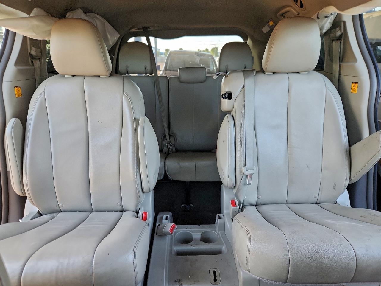 2013 TOYOTA SIENNA XLE photo 10