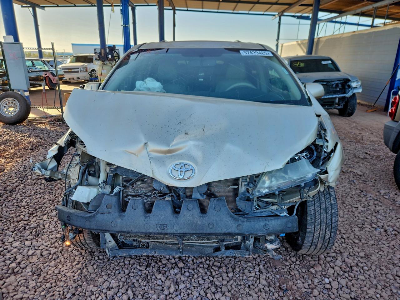 2013 TOYOTA SIENNA XLE photo 5