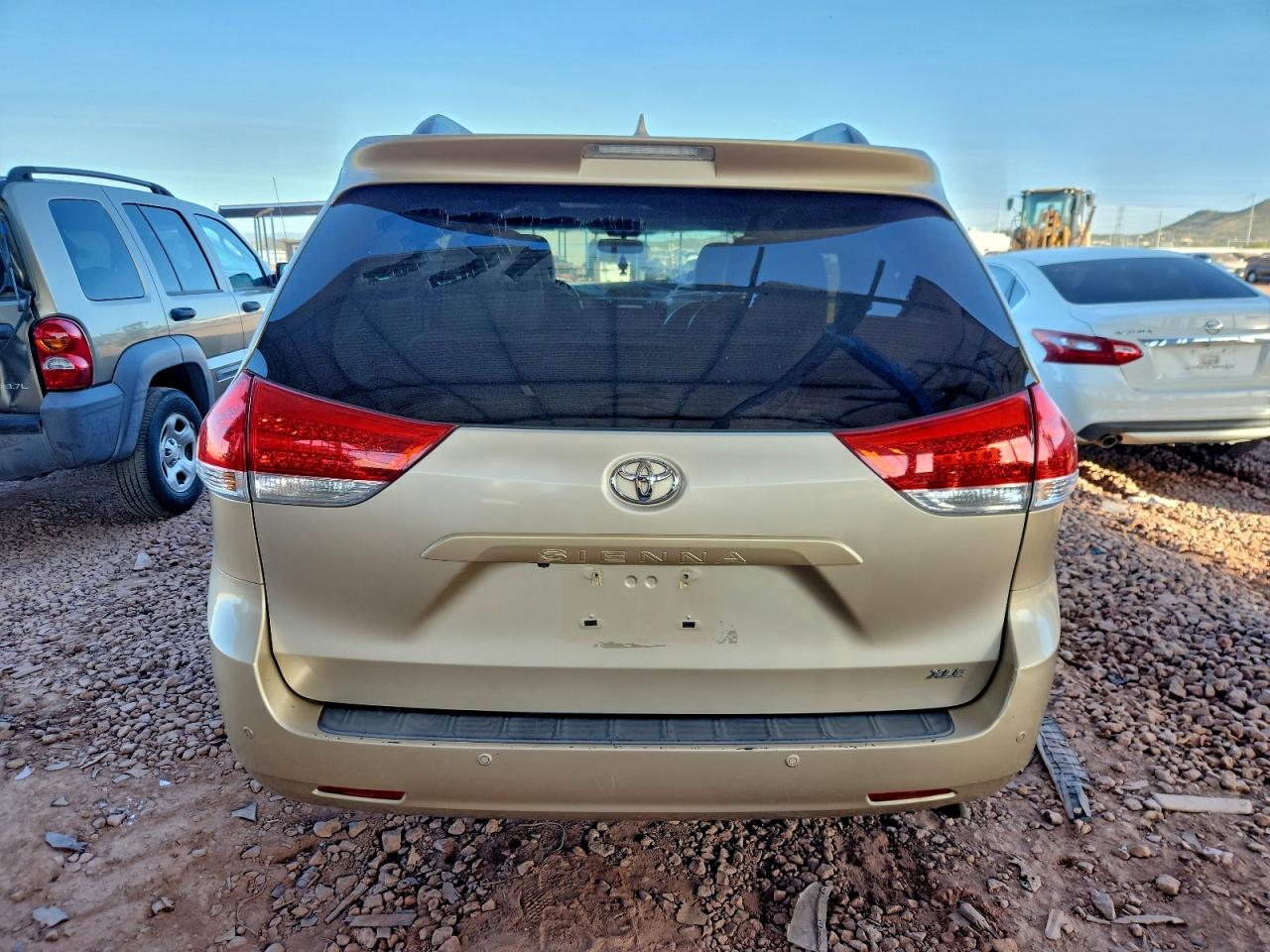 2013 TOYOTA SIENNA XLE photo 6