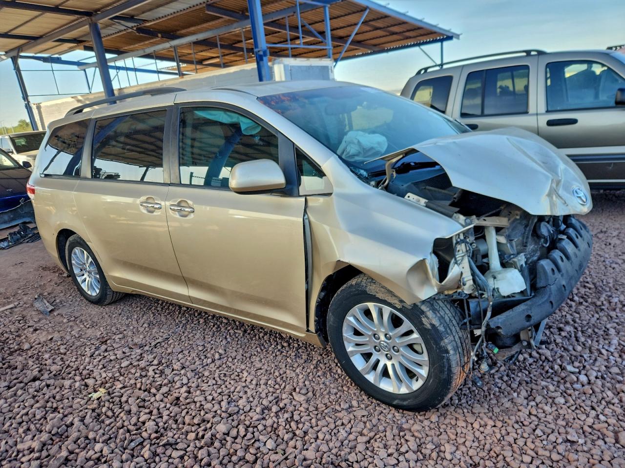 2013 TOYOTA SIENNA XLE photo 4