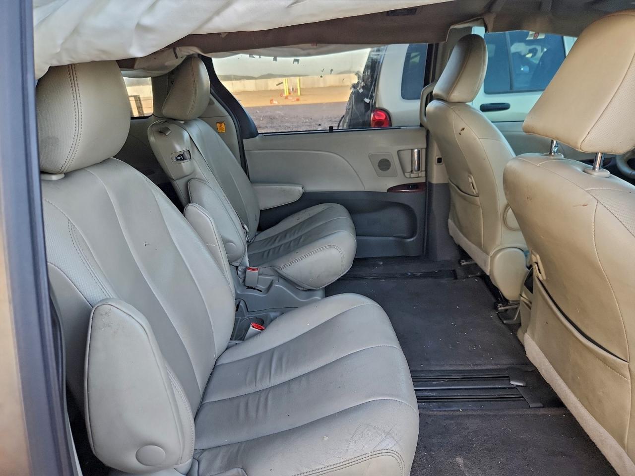 2013 TOYOTA SIENNA XLE photo 11