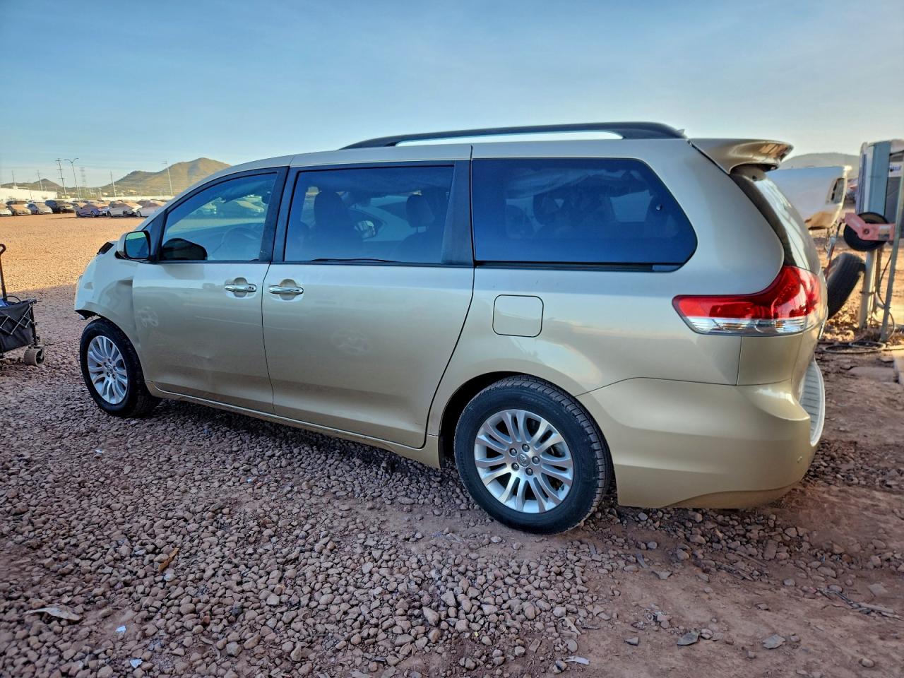2013 TOYOTA SIENNA XLE photo 2