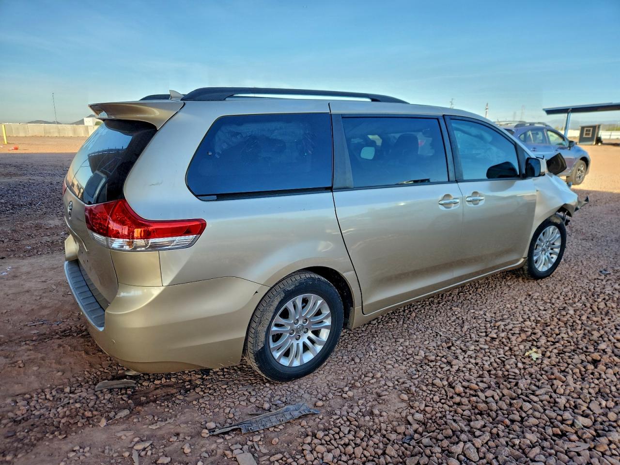 2013 TOYOTA SIENNA XLE photo 3