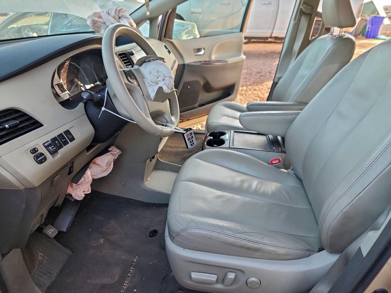 2013 TOYOTA SIENNA XLE photo 7