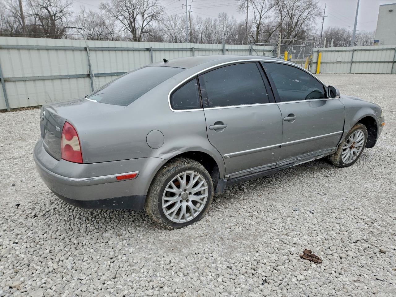 2004 VOLKSWAGEN PASSAT GLS TDI photo 3