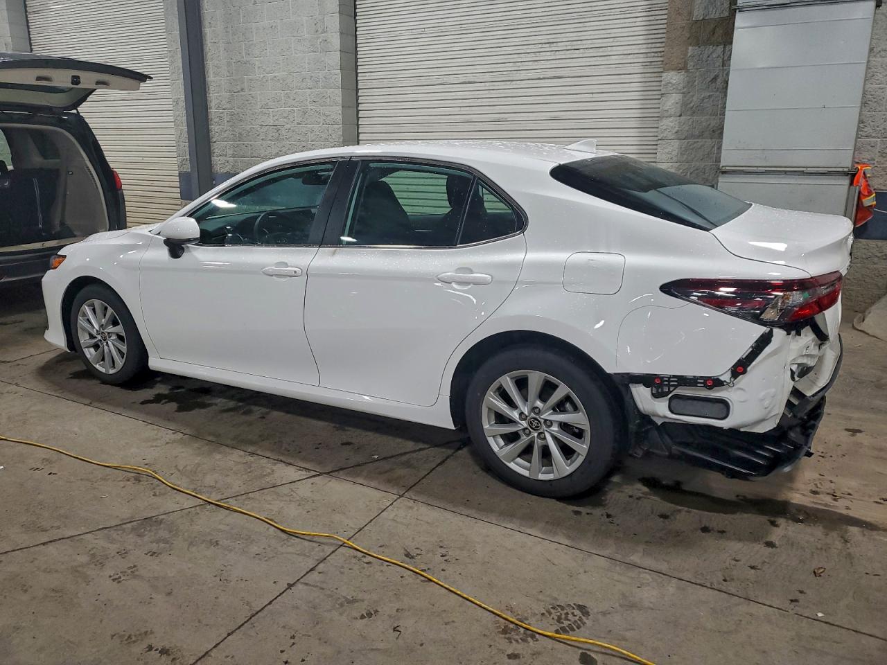 2022 TOYOTA CAMRY LE photo 2