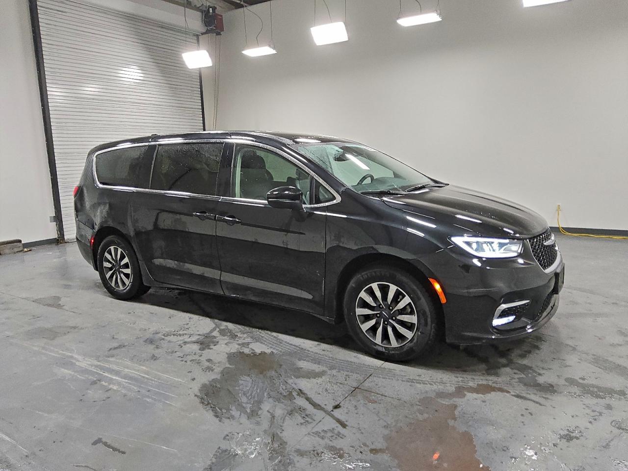 2023 CHRYSLER PACIFICA HYBRID TOURING L photo 4