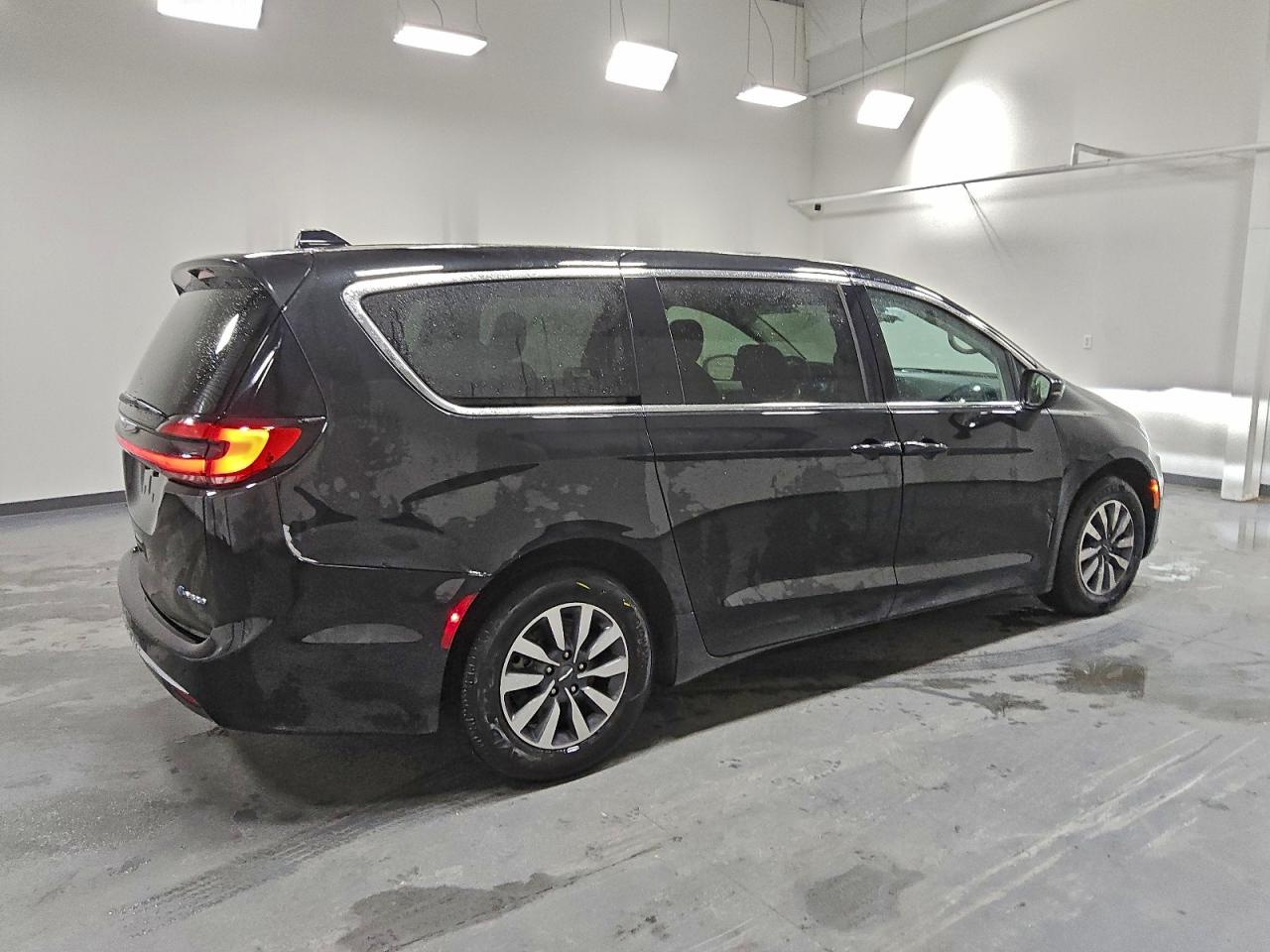 2023 CHRYSLER PACIFICA HYBRID TOURING L photo 3