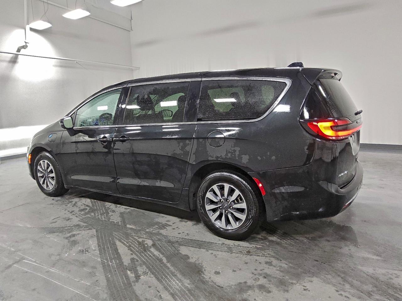 2023 CHRYSLER PACIFICA HYBRID TOURING L photo 2