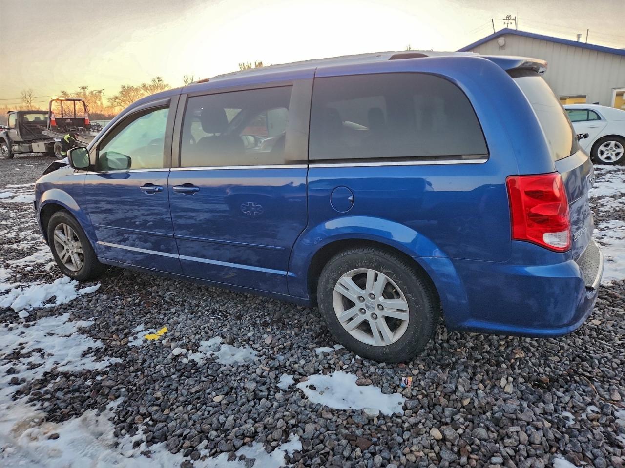 2011 DODGE GRAND CARAVAN CREW photo 2