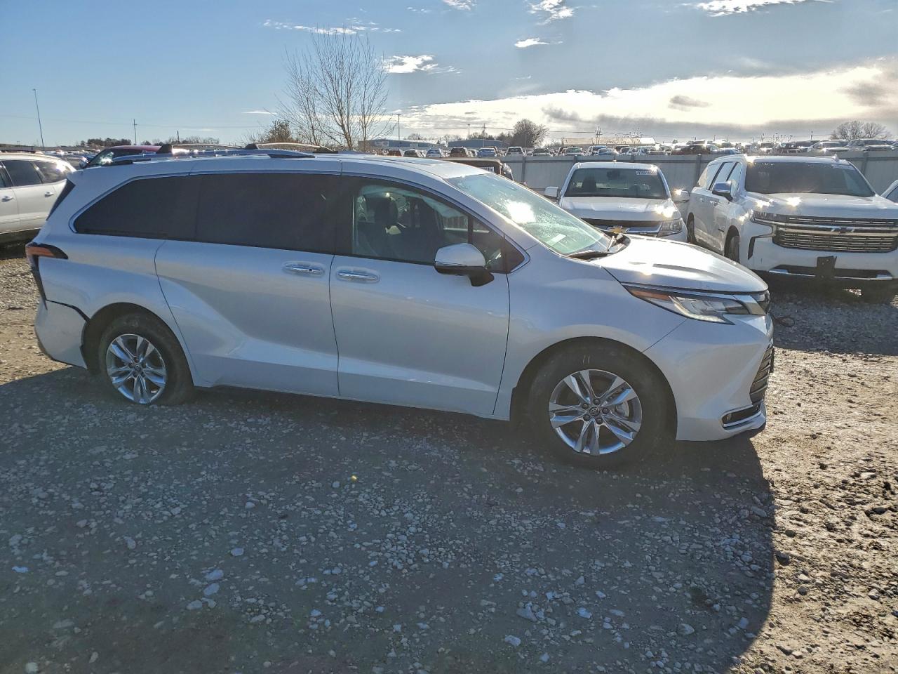 2025 TOYOTA SIENNA photo 4
