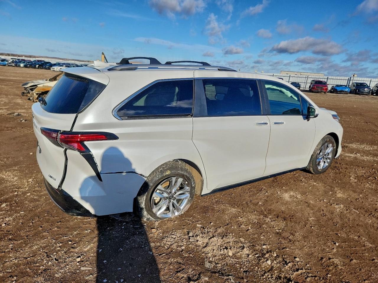 2025 TOYOTA SIENNA photo 3