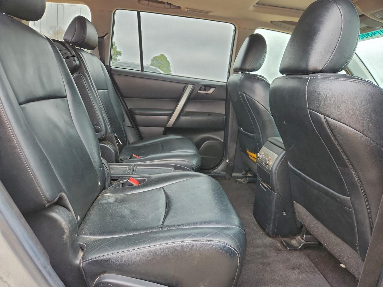 2013 TOYOTA HIGHLANDER SE photo 21