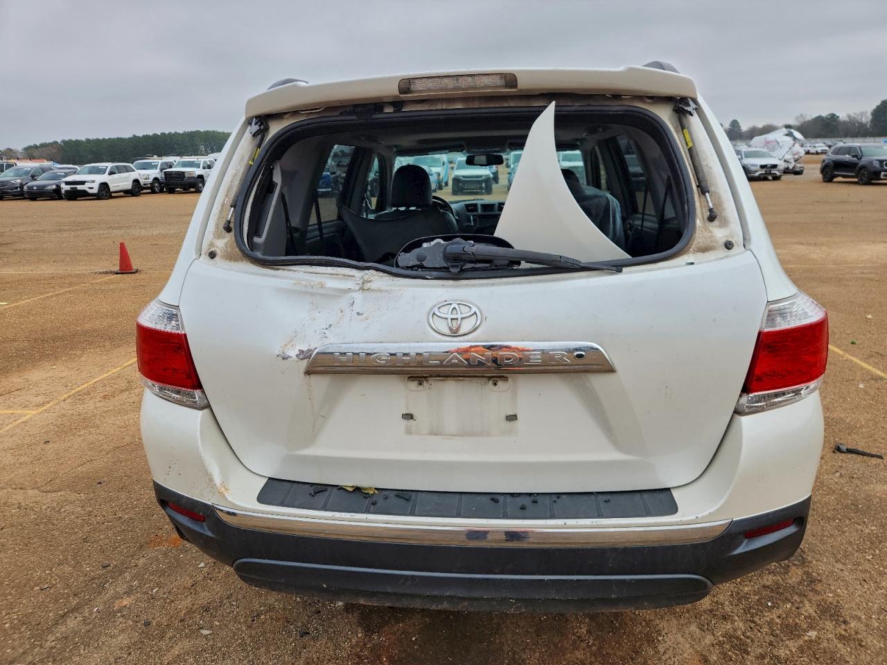 2013 TOYOTA HIGHLANDER SE photo 11
