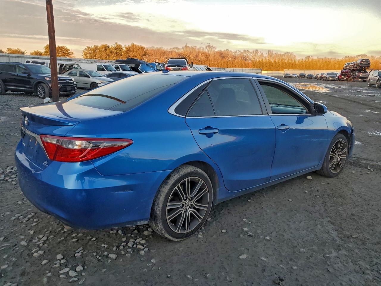 2016 TOYOTA CAMRY LE photo 3