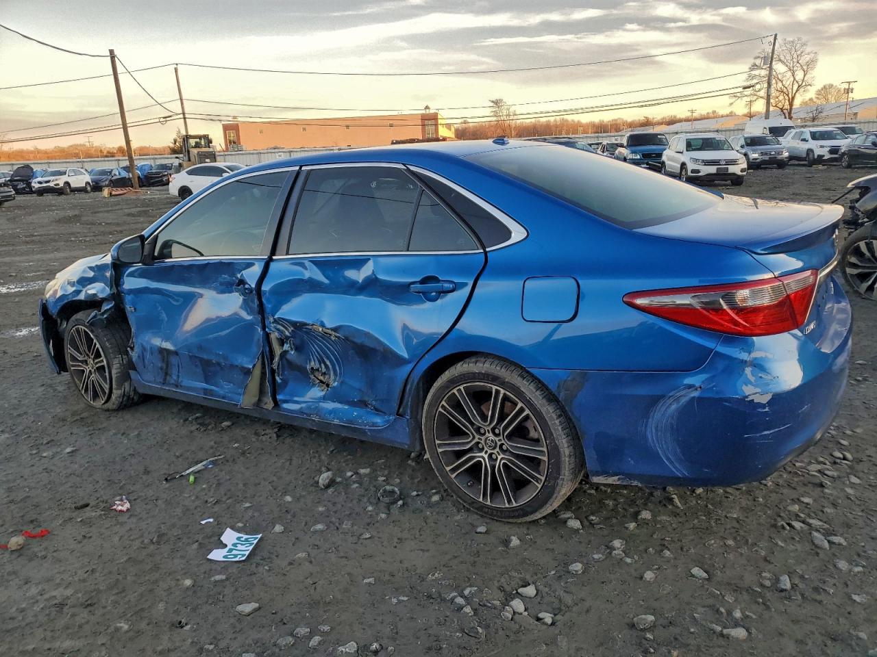 2016 TOYOTA CAMRY LE photo 2