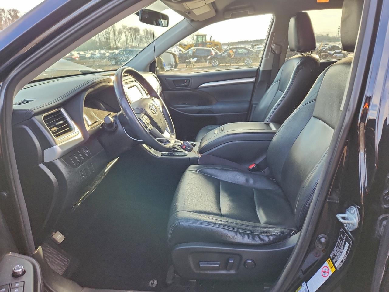 2014 TOYOTA HIGHLANDER LE photo 7