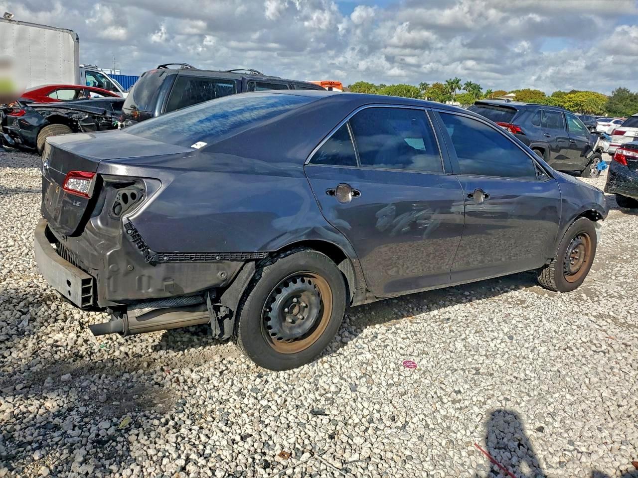 2014 TOYOTA CAMRY L photo 3