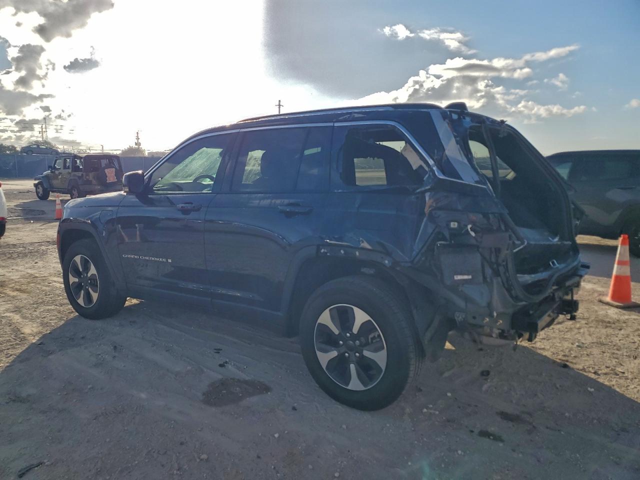 2023 JEEP GRAND CHEROKEE LIMITED 4XE photo 2