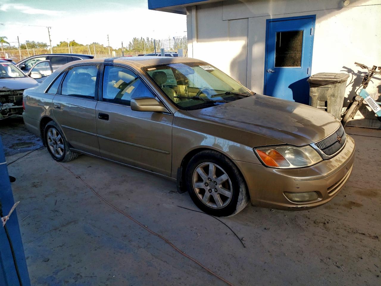 2002 TOYOTA AVALON XL photo 4