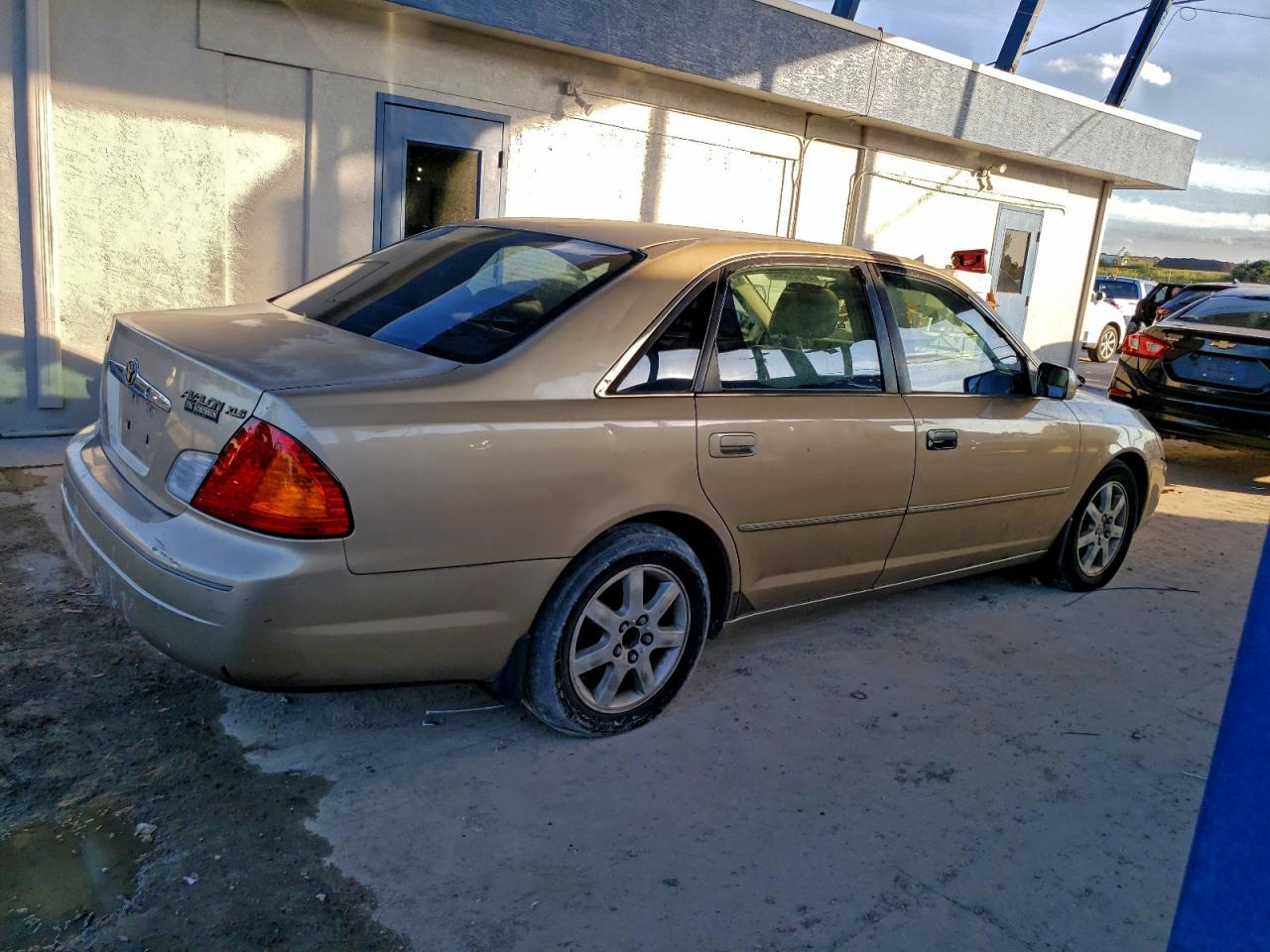 2002 TOYOTA AVALON XL photo 3