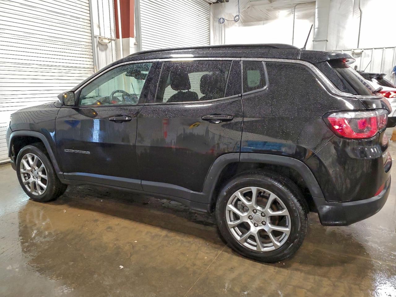 2022 JEEP COMPASS LATITUDE LUX photo 2